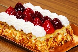 さらば、銀座「マキシム・ド・パリ」　「苺のミルフィーユ」求め、ケーキショップに大行列