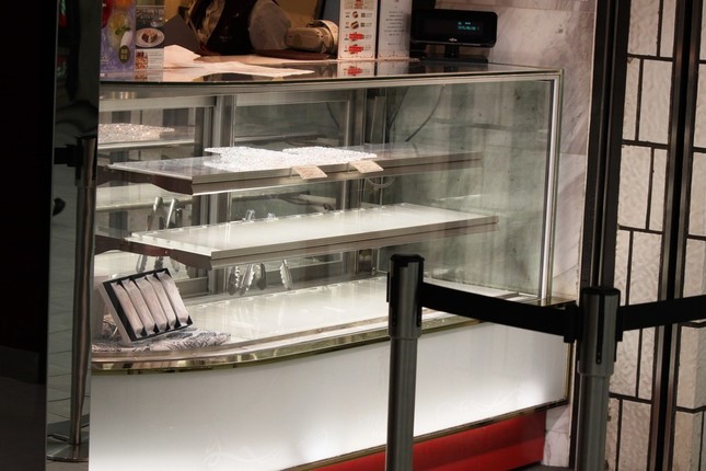 ケーキショップのショーケースは昼の時点で空っぽ（写真は2015年6月30日撮影）