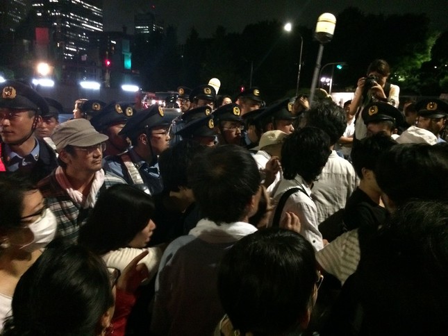 押し合いにへし合いになる場面