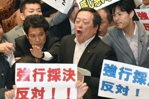 民主議員はなぜプラカード掲げ、「委員長！」と叫ぶのか　「テレビ映像を意識した行動」との批判も