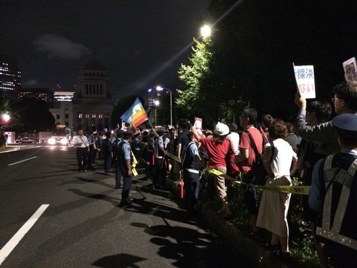 反対派は国会前で抗議活動を行った（写真は15年7月15日撮影）