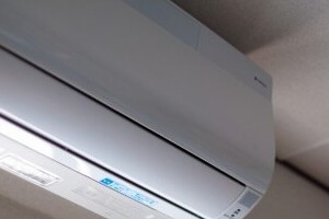 貧乏老人、エアコンつけずに熱中症の危機　電気料金節約のため無理するケースも