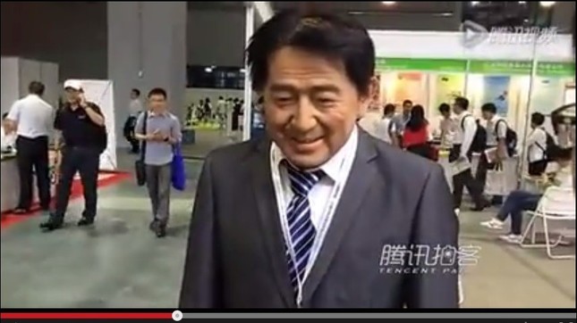 会場に登場した「安倍ロボット」（YouTubeにアップされた動画より）