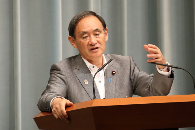 会見する菅義偉官房長官