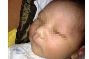 写真撮影のフラッシュで赤ちゃんが失明！　記事に「ありえない」と批判が殺到