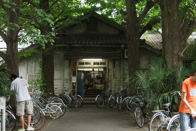 吉田寮は100年以上の歴史を誇る（写真は09年6月撮影）