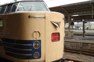 大迷惑鉄オタがJR駅ホームでドラゴン花火　電車運行妨げる危険行為、犯罪に当たる可能性