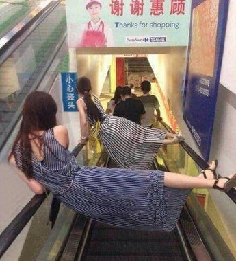 手すりに寝そべる亜流も（画像はウェイボーから）