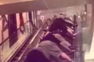 これが中国流「殺人エスカレーター」防衛策？　ネットで注目、手すりに突っ張る「モモンガ乗り」