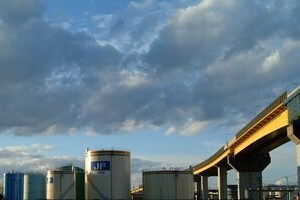 出光と昭和シェル経営統合で東燃、コスモはどうなるか　国内石油元売り・電力・ガス、全く新しい連携もありうる