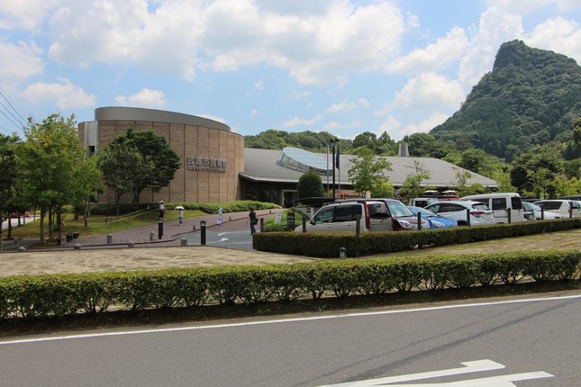 武雄市図書館の蔵書はTSUTAYAの「在庫処分」なのか？