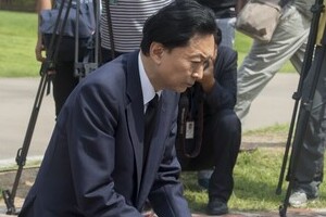 鳩山元首相、「抗日の象徴」でひざまずいて謝罪　「安倍も見習え」と韓国ネット勢いづく