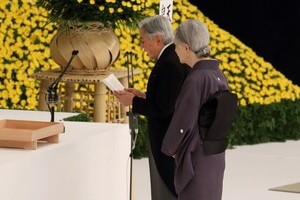 天皇陛下、戦没者追悼式「お言葉」で「深い反省」表明　安倍談話より踏み込む