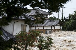 鬼怒川、堤防決壊で住宅街がのみこまれる　ベランダや電柱にしがみつき救助待つ姿