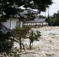 鬼怒川、堤防決壊で住宅街がのみこまれる　ベランダや電柱にしがみつき救助待つ姿