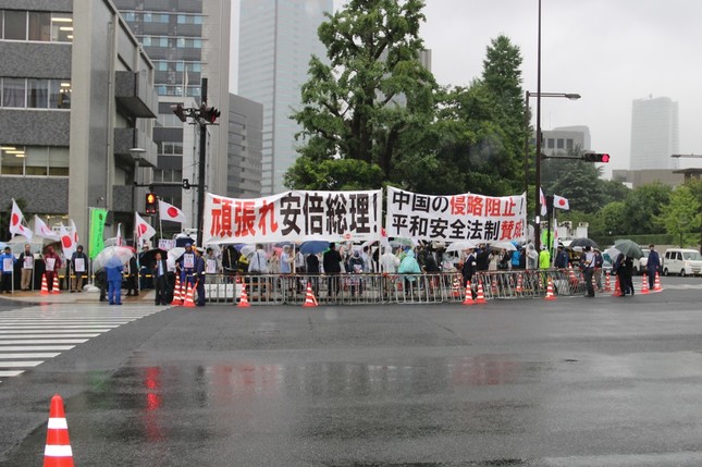 「頑張れ安倍総理！」と書かれた横断幕