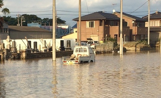 水没したハイブリット車に近づく前に、まず相談を！（写真は鬼怒川で水没した車　2015年09月12日に撮影）
