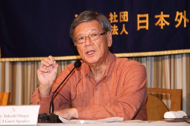 特派員協会で会見する沖縄県の翁長雄志知事