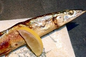 ツイッターに投稿した焼きサンマ写真、頭が「右」だった　蓮舫議員に「向きが逆」「マナー違反」と指摘相次ぐ