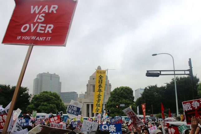 多くの人で埋め尽くされた国会前（8月30日J-CASTニュース編集部撮影）