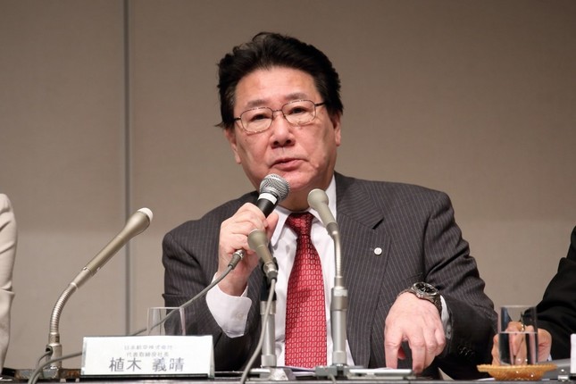 定例会見に臨む日本航空（JAL）の植木義晴社長