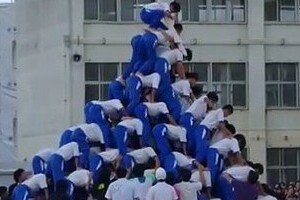 大阪中学校「10段ピラミッド崩壊」の衝撃動画　専門家は「リスク大きく、やめるべきだ」と厳しく批判