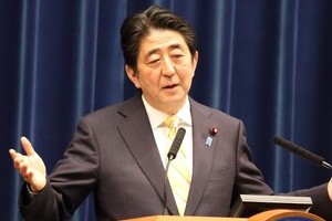安倍首相、何を食べても感想は「ジューシー」　ネットで「語彙の少なさ」を揶揄される