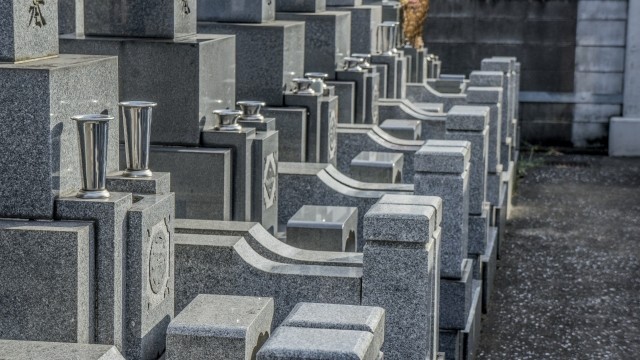 お骨も宅配便で寺院に送る時代に・・・（画像はイメージ）