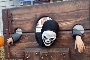 早くも「チェーンソー男」で大混乱　ハロウィン「バカ騒ぎ」がヒートアップ