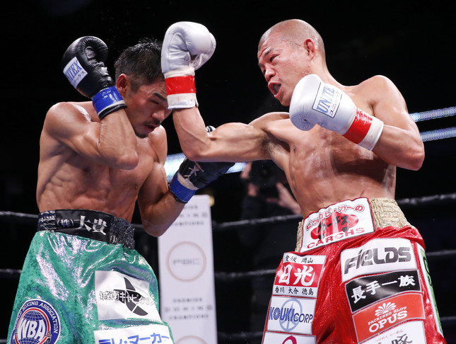 河野公平選手（左）と亀田興毅選手（右）（写真：AP/アフロ）