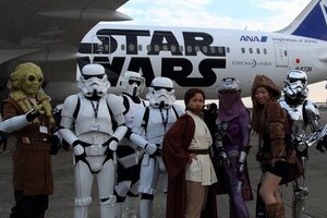 「スター・ウォーズ」特別機が全日空で就航　初日は乗客らがコスプレ姿で遊覧楽しむ