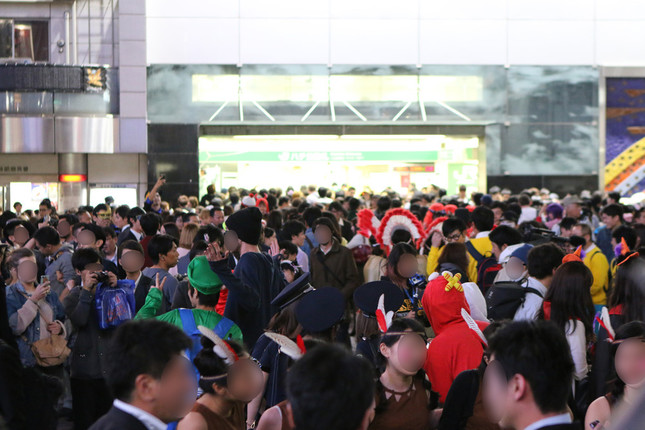 人、人、人……で埋まった渋谷駅前