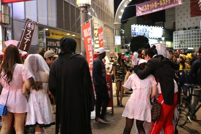 女性の肩をぐっと引き寄せ記念撮影