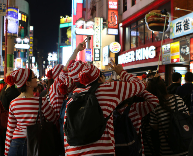 自撮り棒はもはやハロウィンの必需品。「あー、あのマリオの娘かわいい！　一緒に撮ってもらお！」なんて声がよく聞かれた