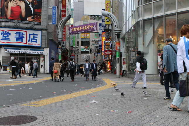 翌朝のセンター街入口。あちこちにゴミが……
