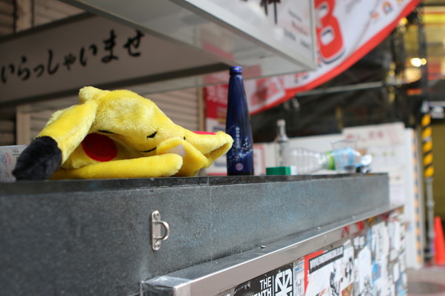 ピカチュウのマスクも放置されている