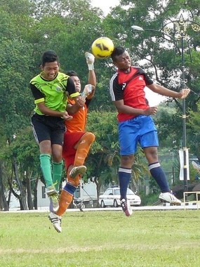 ゴール前の競り合いがサッカーの醍醐味だが