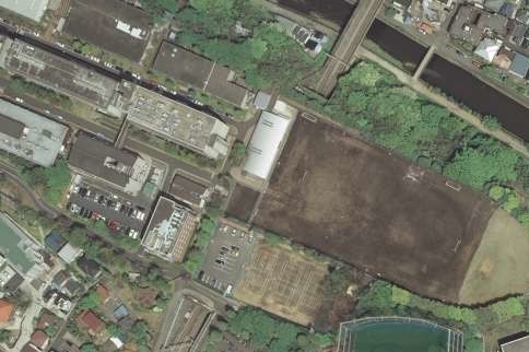 慶大矢上キャンパスのグラウンドの真下には新幹線のトンネル（写真中央）が通っている（国土地理院撮影の空中写真（2007年撮影）をJ-CASTニュース編集部で加工）