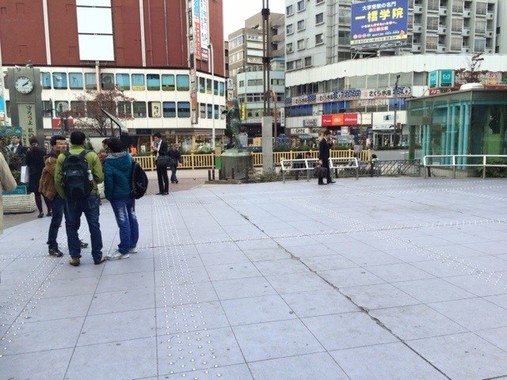 早大生が駅横広場を占拠 連日深夜のバカ騒ぎ はた迷惑な 伝統 はいつまで続く J Cast ニュース 全文表示