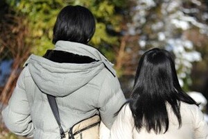 教え子アイドルと中学教師の胸揉み画像流出　学校や教委に電話、メールが相次ぎ大騒ぎ