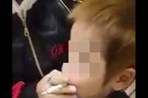 幼い息子が「タバコ吸う」動画　FBに載せた両親が大炎上、謝罪するも批判止まず