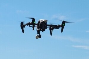 「ドローン宅配便」が2018年に実現する？　安倍首相の「宣言」に政府内で上がった声
