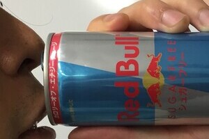 「レッドブル」飲んだ米国人「死亡報道」で大騒ぎ　日本のまとめサイト「デマ情報」に引っかかり、相次ぎ「謝罪」