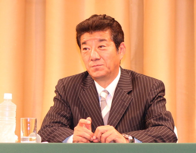 再選が決まったばかりの大阪府の松井一郎知事は、江田氏を「ペラペラな政治家」などと非難した