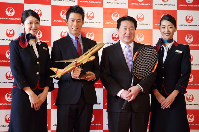 JALの植木社長からは「リオ五輪での活躍を祈って金色」に塗装されたモデルプレーンがプレゼントされた