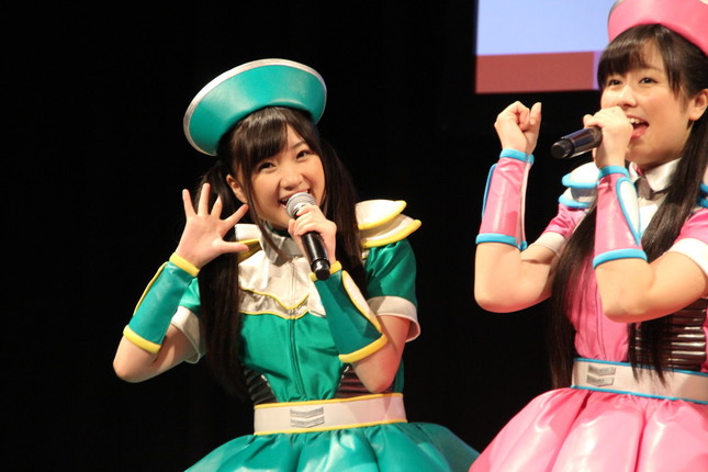 手術後にテレビ番組で歌えた喜びを爆発させたももクロの有安さん（左）（写真は2014年9月撮影）