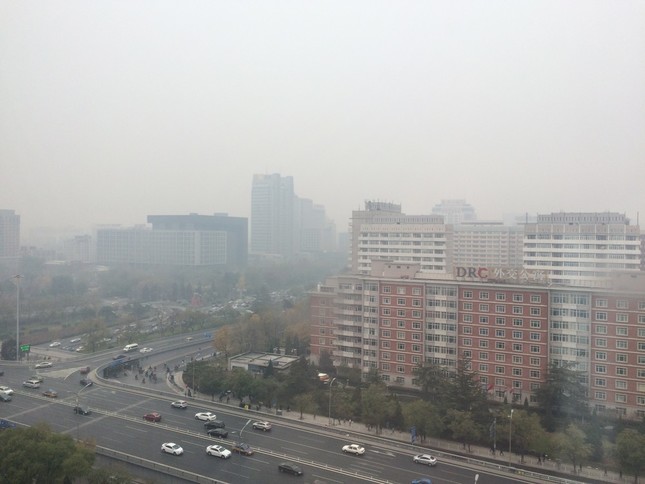 PM2.5は呼吸器系、循環器系の疾患リスクを高めるとされる（写真は2014年、中国・北京）
