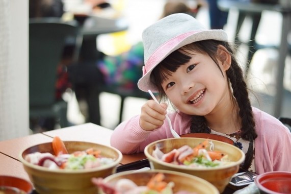 子どもは元気よく食べて欲しい（写真はイメージ）