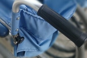 前代未聞！　車椅子男が宝飾店強盗未遂　逃げ切れるはずもなく、「切ない」「悲しい」の声