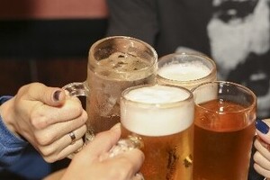 なくならない学生の急性アルコール中毒事故　減ってはいるが、毎年亡くなる人が出続ける